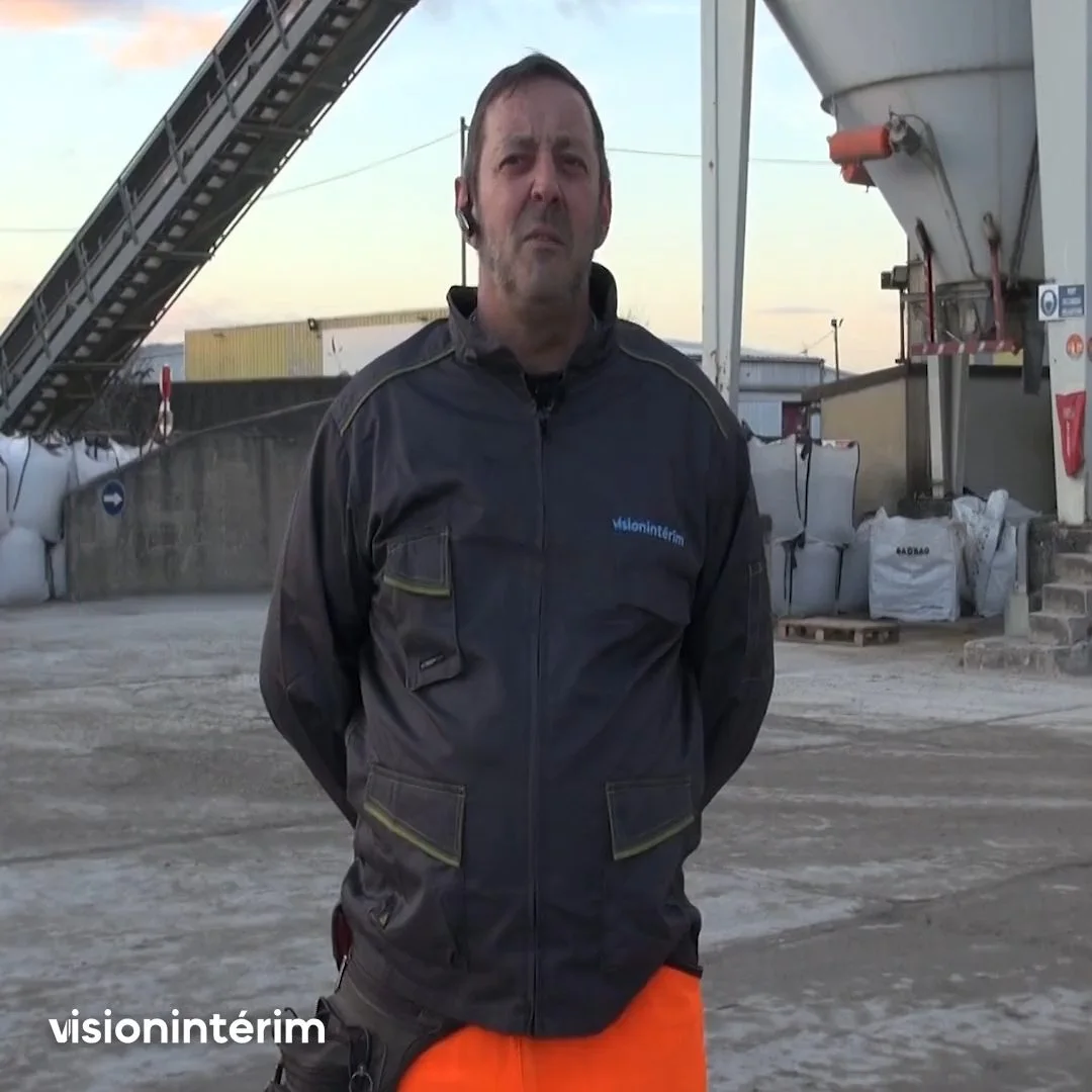 Jean-Paul Demaisons devant un silo, sur son site de livraison