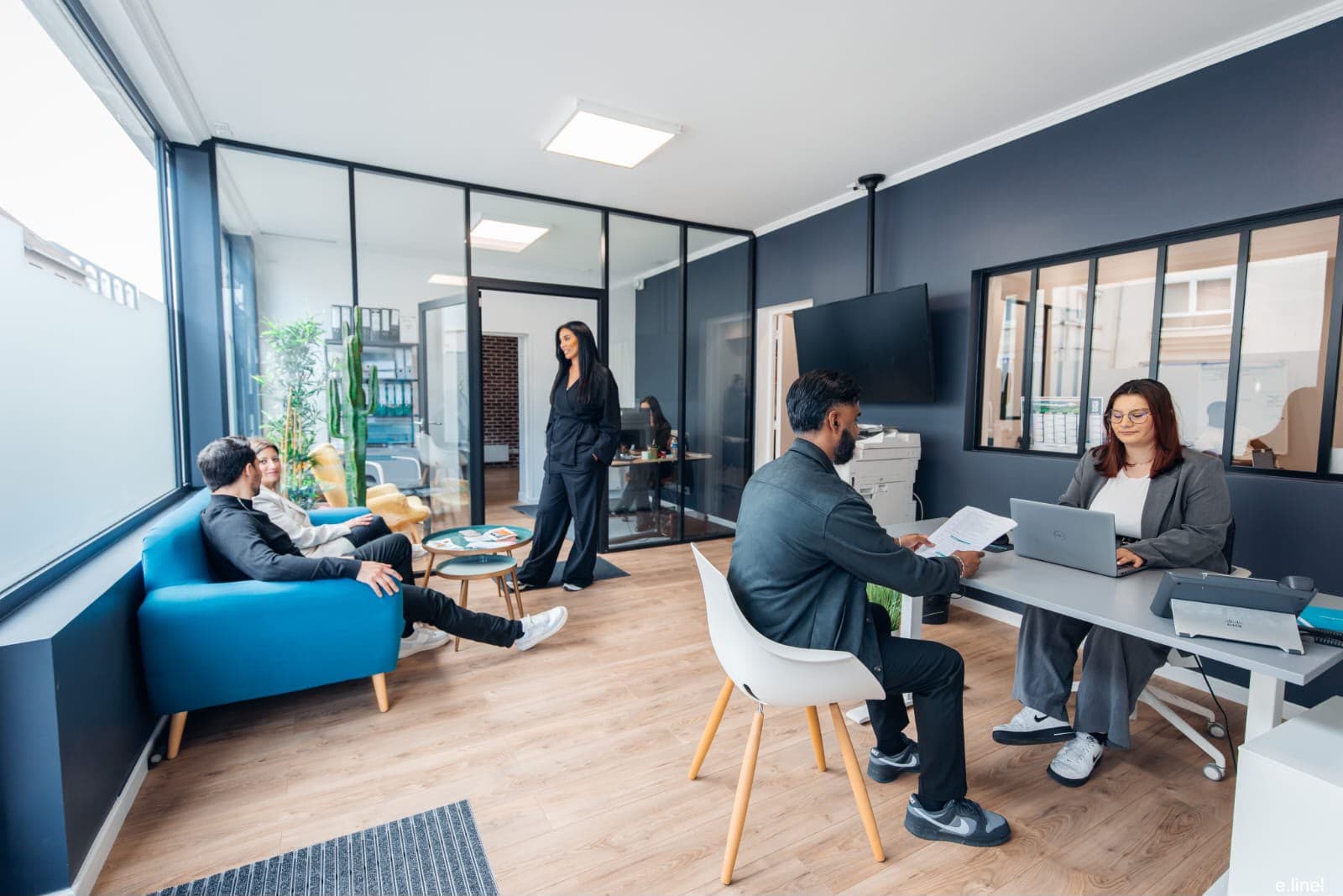 L'intérieur d'une agence Vision Intérim : l'accueil, les bureaux, le coin attente
